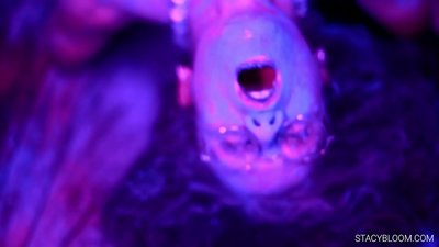 아기는 카메라 앞에서 자위를 하고 오르가즘을 느낍니다.